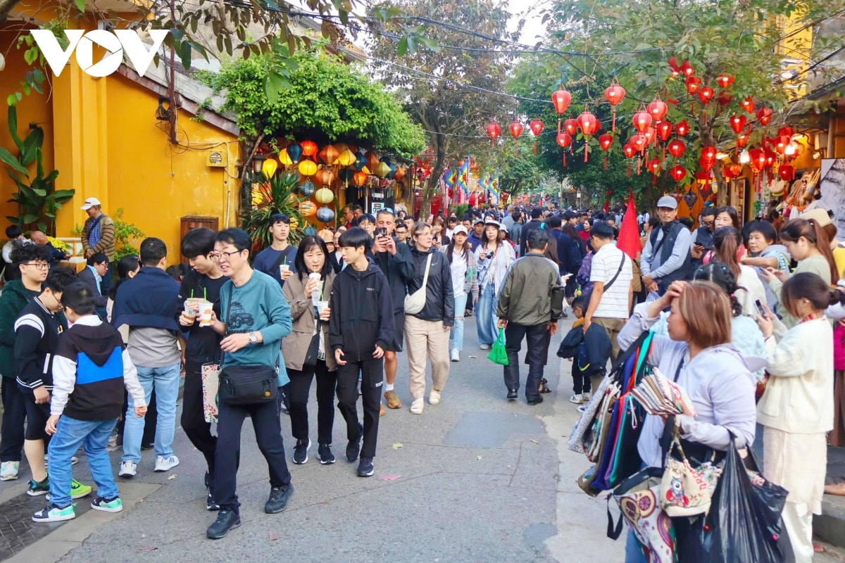 dong nguoi do ve pho co hoi an nhung ngay dau nam moi hinh anh 1