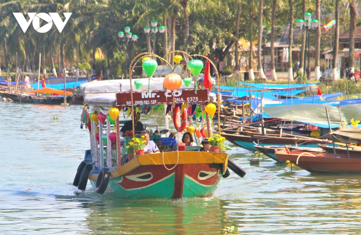 dong nguoi do ve pho co hoi an nhung ngay dau nam moi hinh anh 2