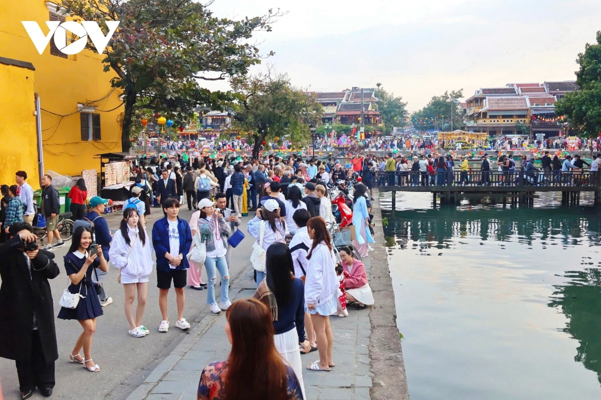 dong nguoi do ve pho co hoi an nhung ngay dau nam moi hinh anh 4