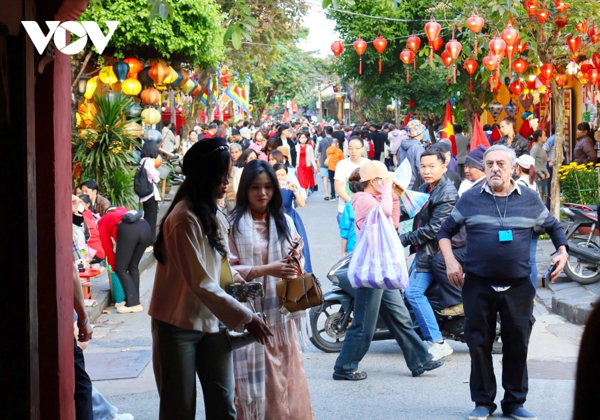 dong nguoi do ve pho co hoi an nhung ngay dau nam moi hinh anh 6