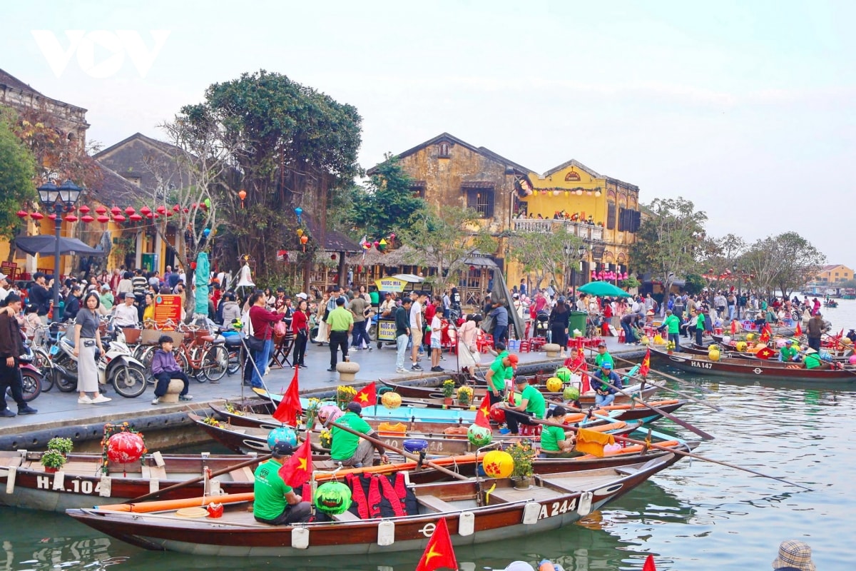dong nguoi do ve pho co hoi an nhung ngay dau nam moi hinh anh 7
