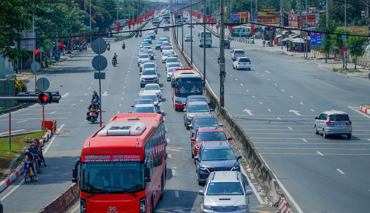 cửa ngõ phía tây tp.hcm đông đúc chiều mùng 5 tết hình ảnh 2 cua ngo phia tay tp.hcm dong duc chieu mung 5 tet hinh anh 2