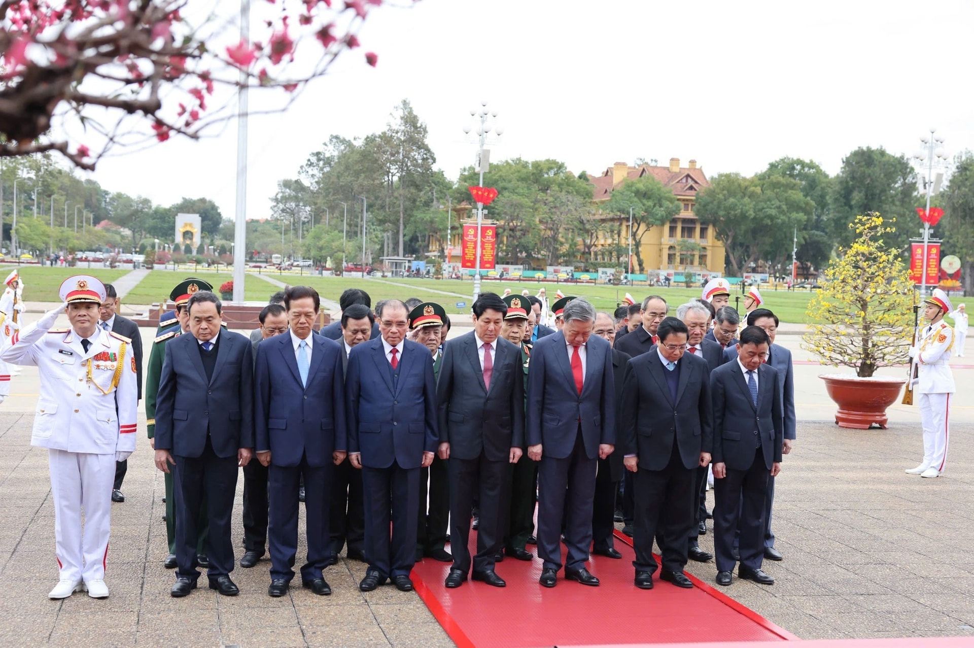 Đoàn đại biểu lãnh đạo, nguyên lãnh đạo Đảng, Nhà nước thành kính tưởng niệm Chủ tịch Hồ Chí Minh. (Ảnh: VGP)