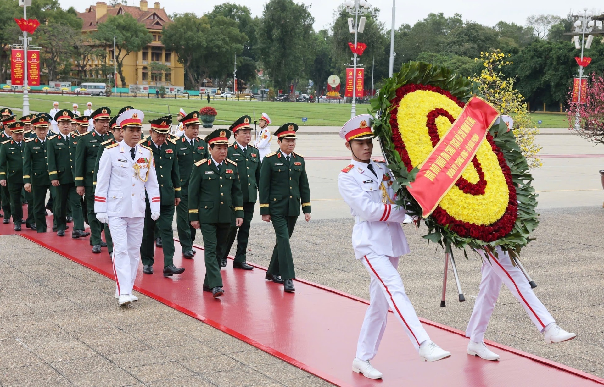 Đoàn đại biểu Quân ủy Trung ương - Bộ Quốc phòng vào Lăng viếng Chủ tịch Hồ Chí Minh. (Ảnh: VGP)