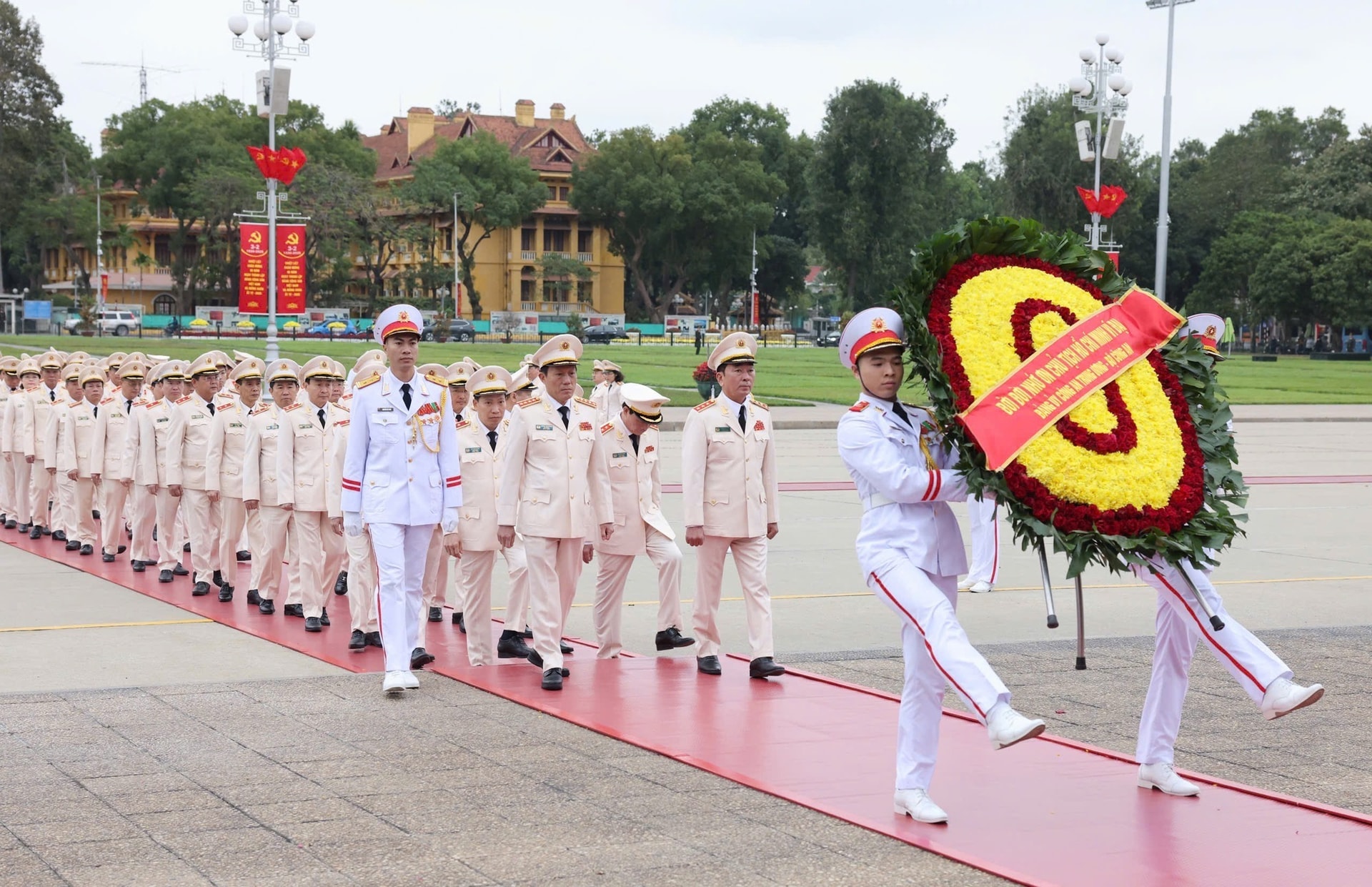 Đoàn đại biểu Đảng ủy Công an Trung ương - Bộ Công an vào Lăng viếng Chủ tịch Hồ Chí Minh. (Ảnh: VGP)