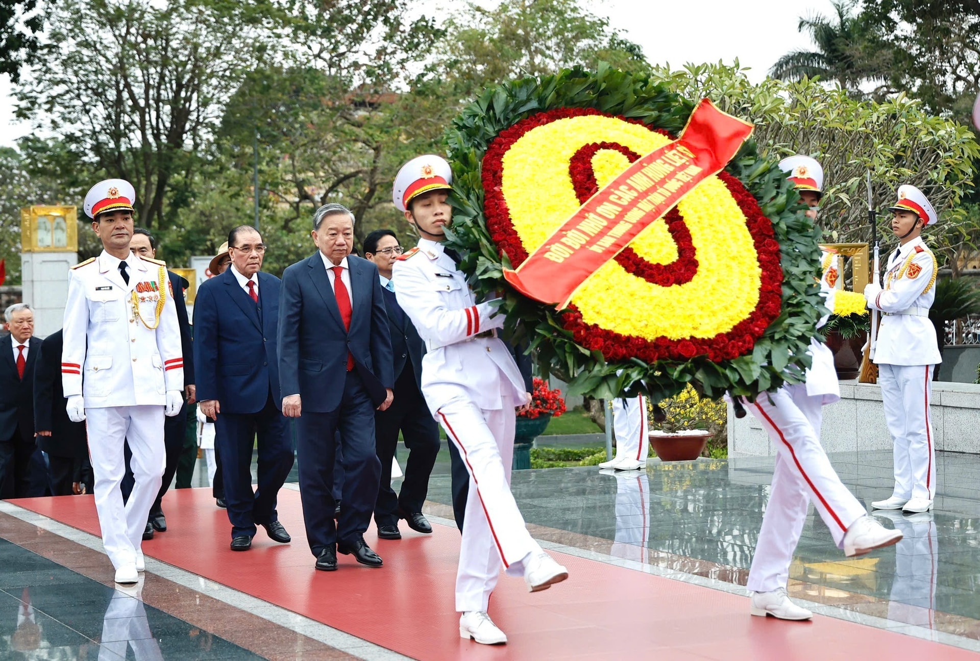 Đoàn đại biểu lãnh đạo, nguyên lãnh đạo Đảng, Nhà nước đặt vòng hoa tưởng niệm các Anh hùng liệt sỹ. (Ảnh: VGP)