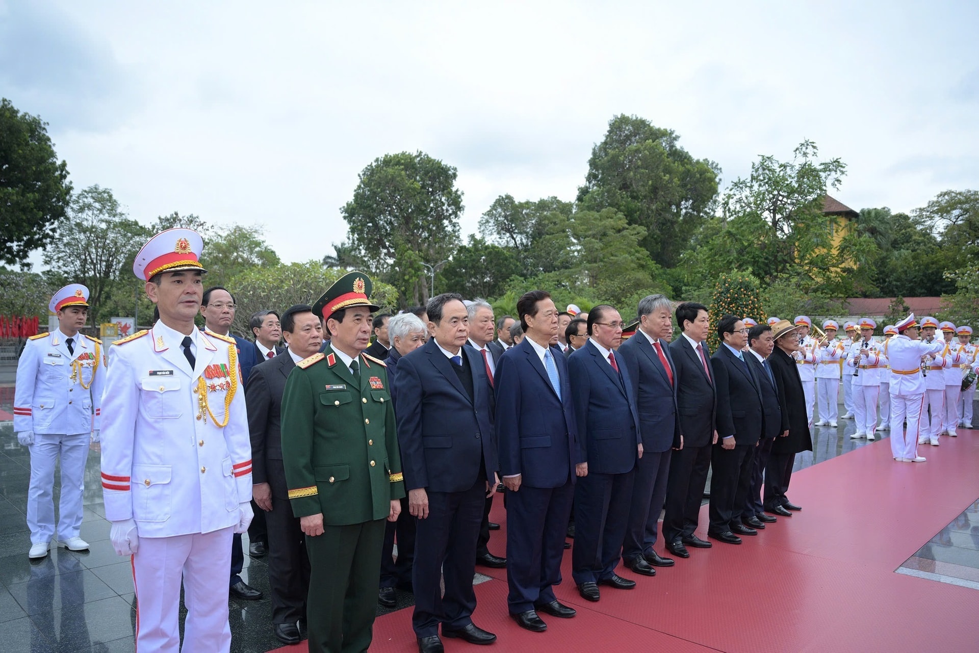 Đoàn đại biểu lãnh đạo, nguyên lãnh đạo Đảng, Nhà nước tưởng niệm các Anh hùng liệt sỹ. (Ảnh: VGP)