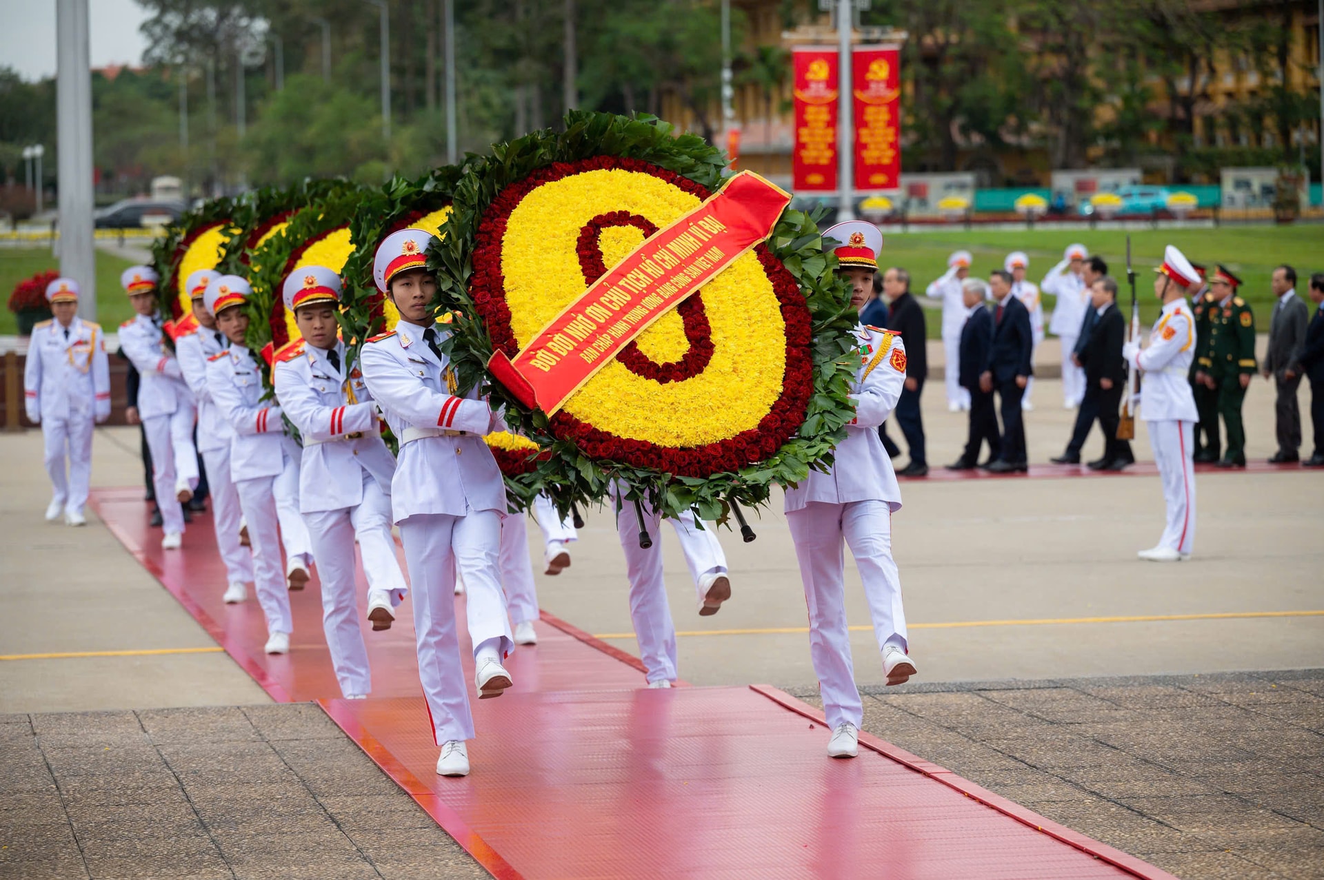 Vòng hoa của Đoàn mang dòng chữ 