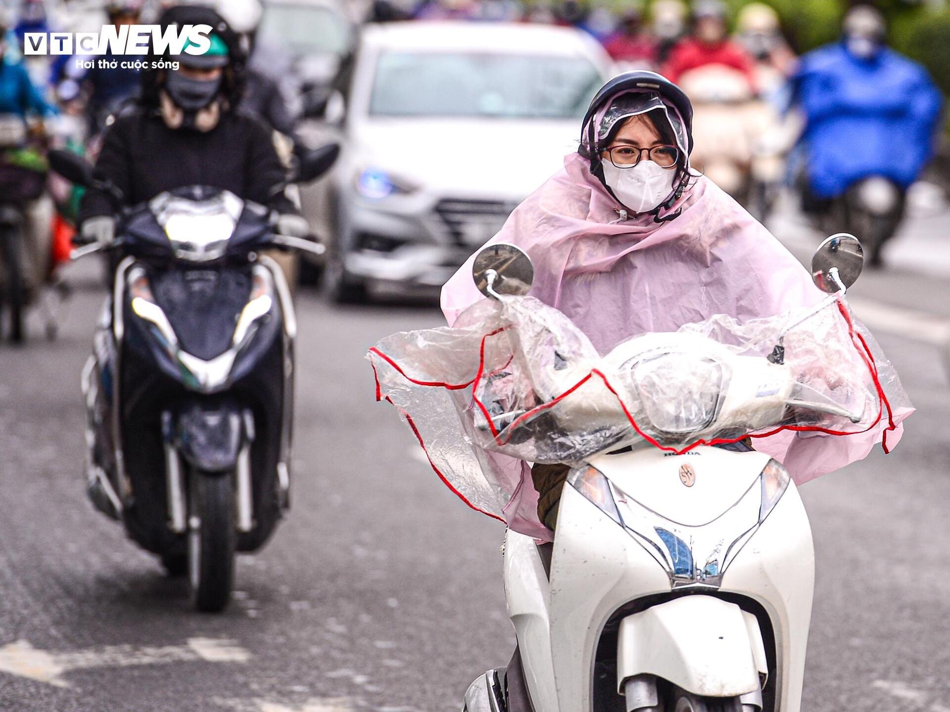 Người lao động ở Hà Nội trùm áo mưa, run rẩy mưu sinh trong giá rét 12°C - 14