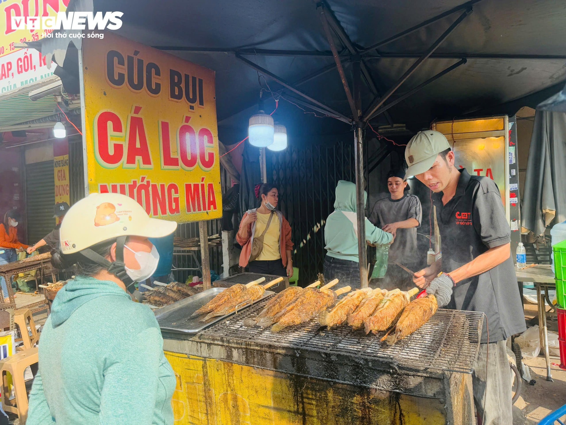 Nhân viên tại một điểm bán cá lóc trên đường Tân Kỳ Tân Quý tiết lộ, trong ngày vía thần Tài, điểm kinh doanh này có thể bán hàng nghìn con cá lóc. Cả tấn cá đã được làm sạch và nướng thơm để phục vụ nhu cầu của người dân TP.HCM. (Ảnh: Đại Việt)