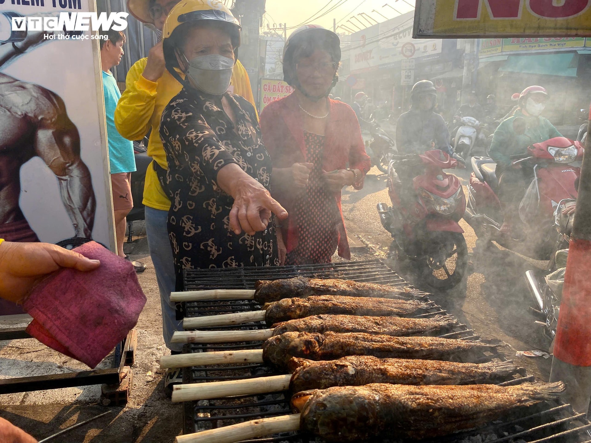 Bà Năm (ngụ Quận 8) đi cả chục km đến mua cá lóc nướng về cúng. Bà cho biết, từ nhiều năm nay cứ mùng 10 Tết là bà đến đường Tân Kỳ Tân Quý để mua cá. Hôm nay, bà mua 2 con cá lóc với giá 440.000 đồng.