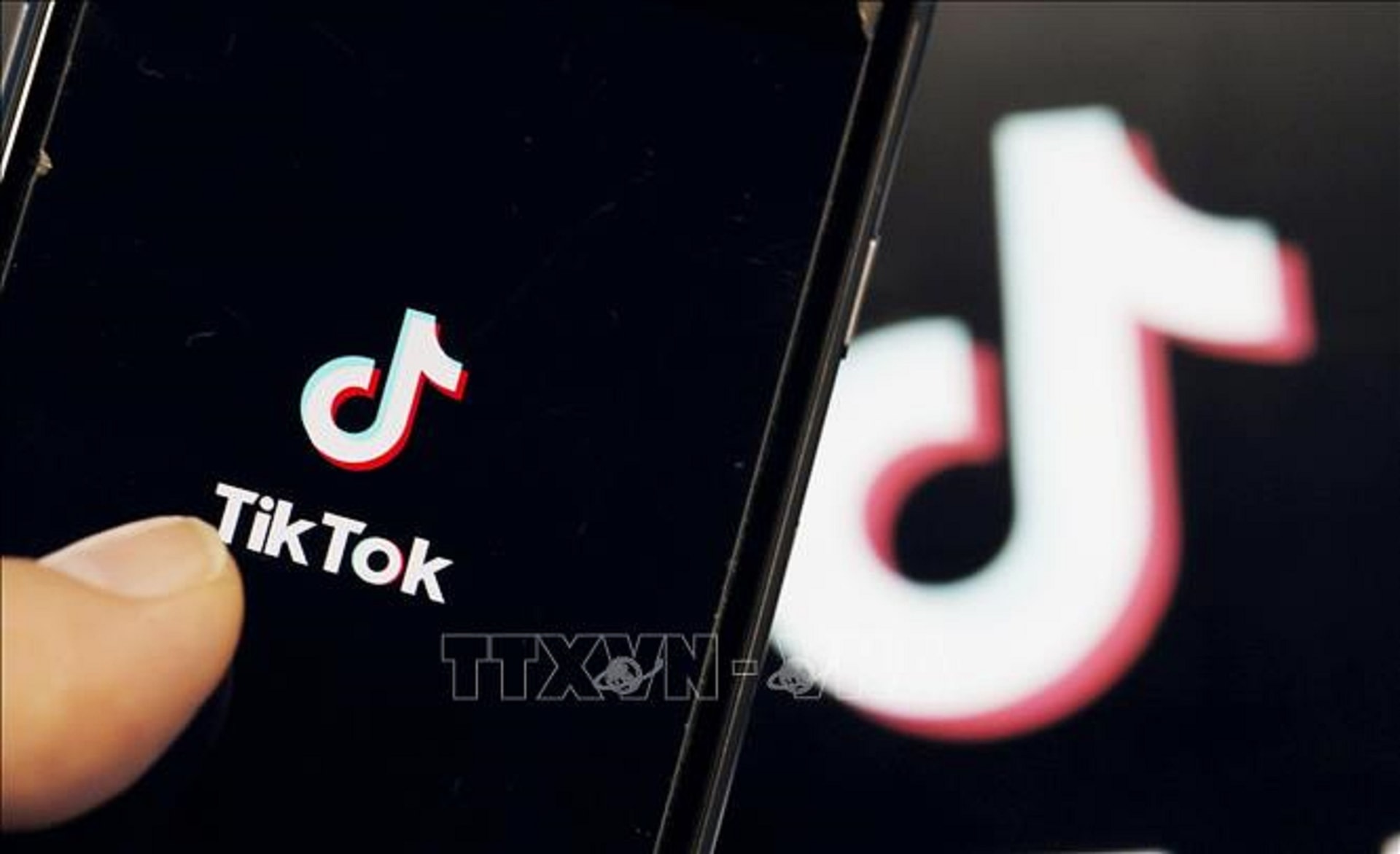 Biểu tượng ứng dụng TikTok trên màn hình điện thoại di động. (Ảnh: Kyodo/TTXVN)