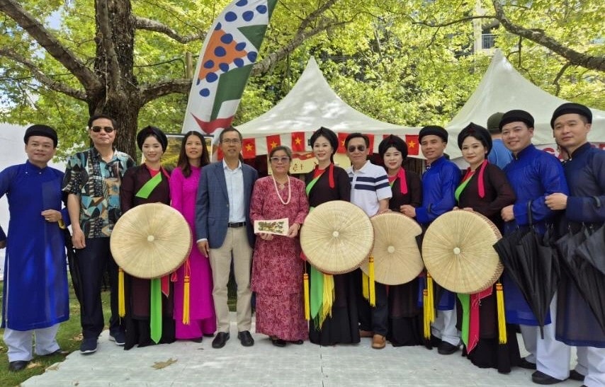 Dân ca quan họ Bắc Ninh và tranh Đông Hồ được giới thiệu tại Lễ hội đa văn hóa Canberra - ảnh 1