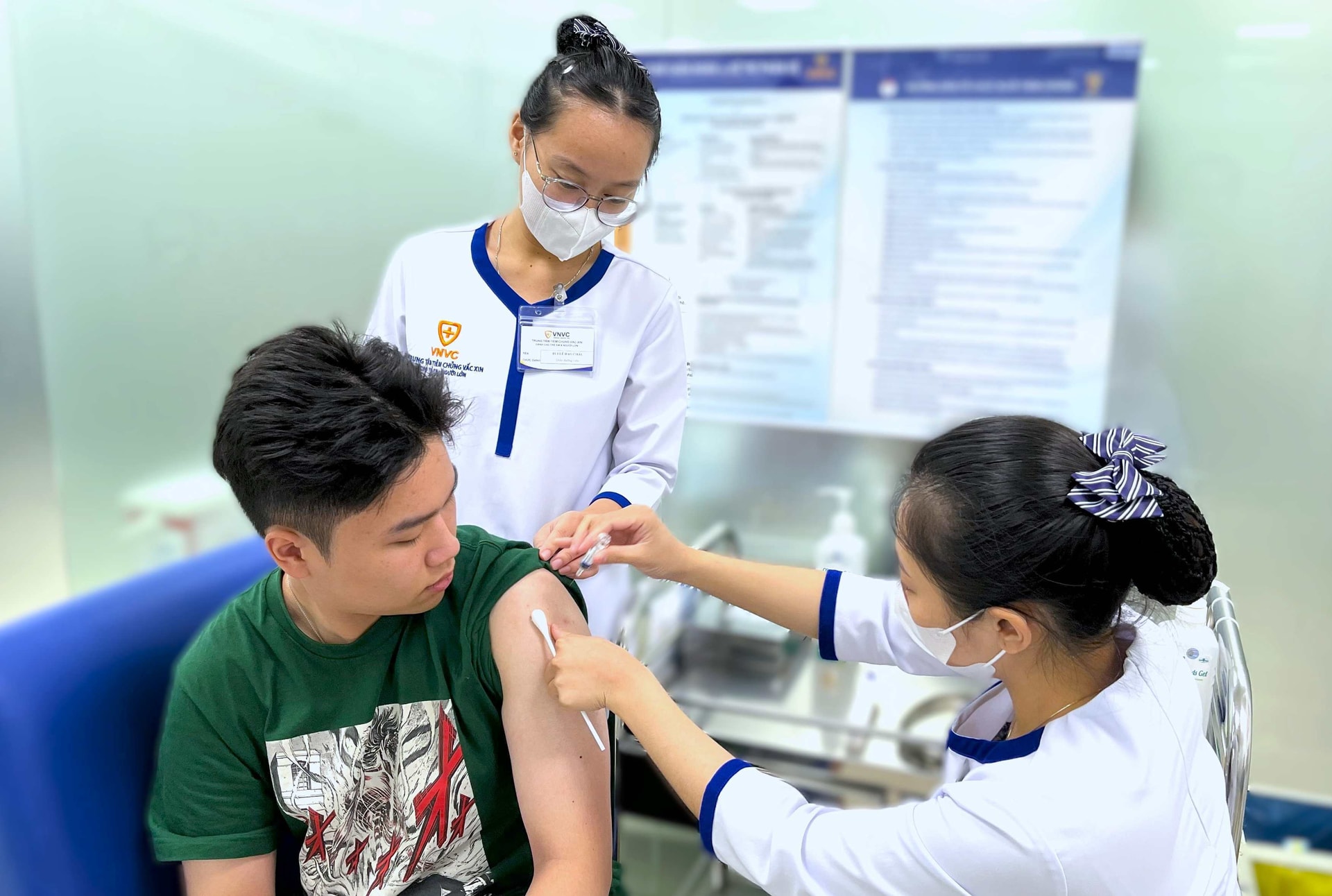 Không ít bạn trẻ chủ động phòng ngừa bệnh cúm bằng tiêm vaccine. (Ảnh: Phong Lan)