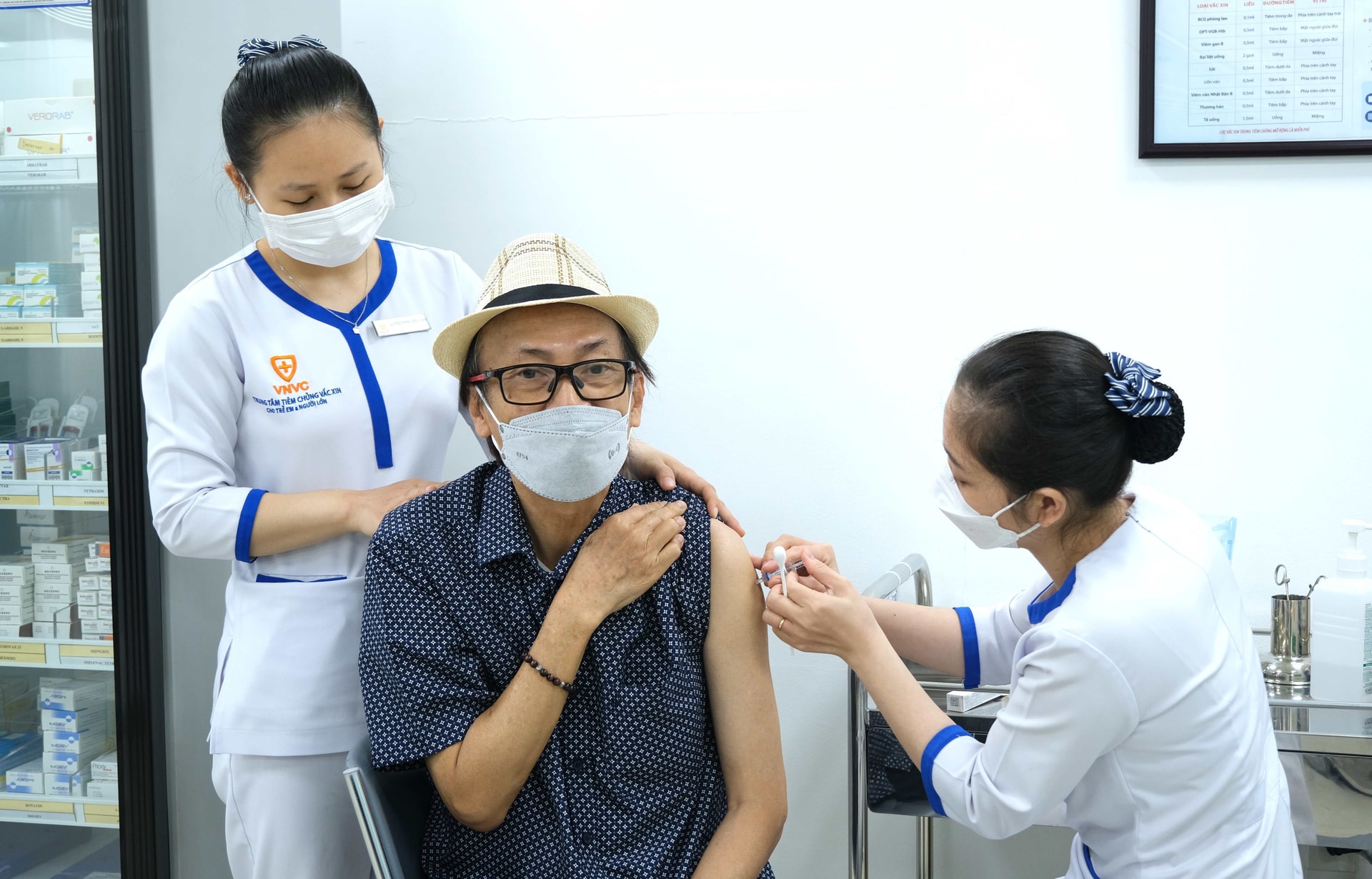 Nhiều người lớn tuổi chủ động tiêm vaccine cúm. (Ảnh: Phong Lan)