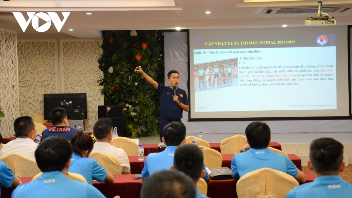 Đội ngũ giám sát, trọng tài tập huấn sẵn sàng cho mùa giải futsal 2025 hình ảnh 2 Doi ngu giam sat, trong tai tap huan san sang cho mua giai futsal 2025 hinh anh 2