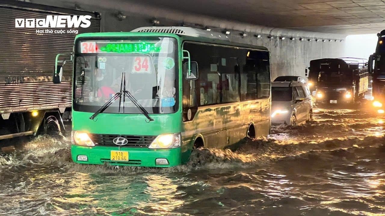 Mưa trái mùa ở TP.HCM, hầm chui Nguyễn Văn Linh ngập nặng - 6