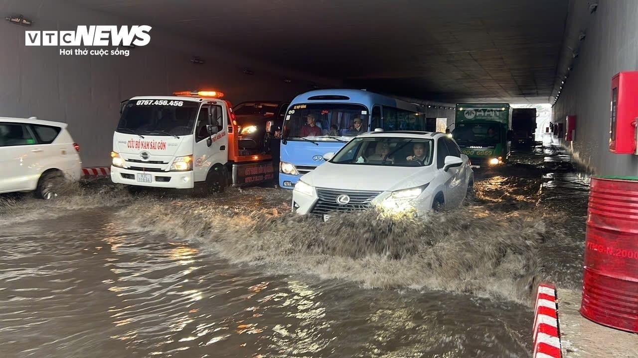 Mưa trái mùa ở TP.HCM, hầm chui Nguyễn Văn Linh ngập nặng - 1