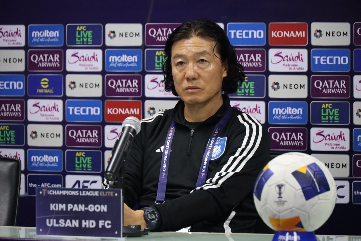 HLV Kim Pan-gon và CLB Ulsan Huyndai bị loại khỏi AFC Champions League Elite.