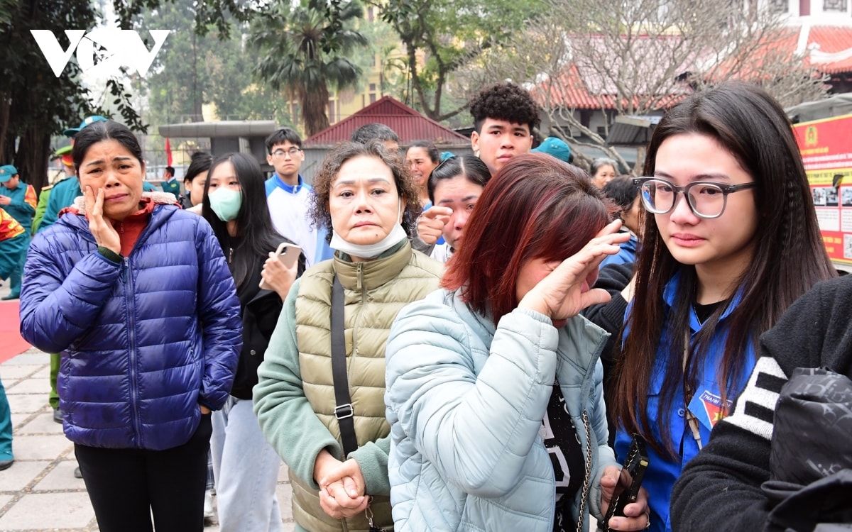 nu cuoi, nuoc mat bin rin tien thanh nien ha noi len duong nhap ngu hinh anh 6