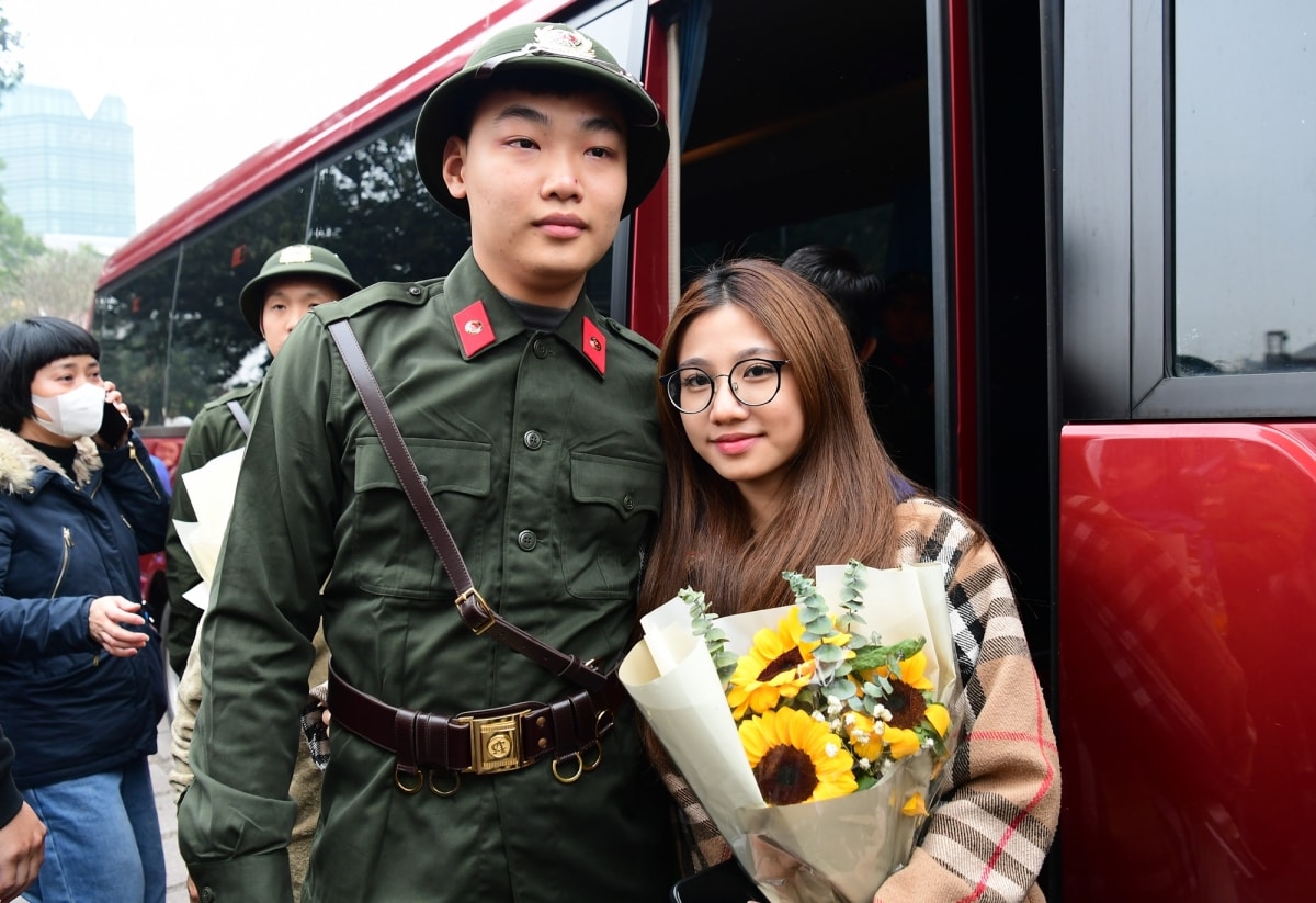 nu cuoi, nuoc mat bin rin tien thanh nien ha noi len duong nhap ngu hinh anh 10