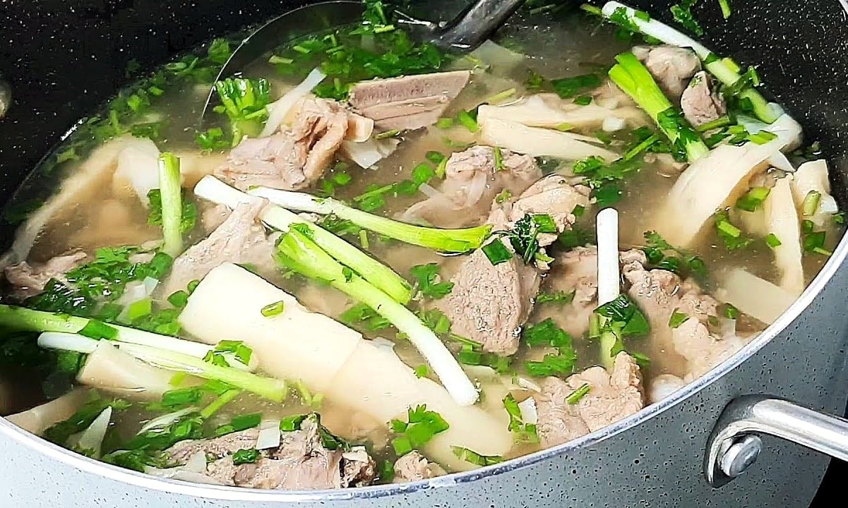 Nồi canh măng vịt nhiều dinh dưỡng. (Ảnh: B.L)