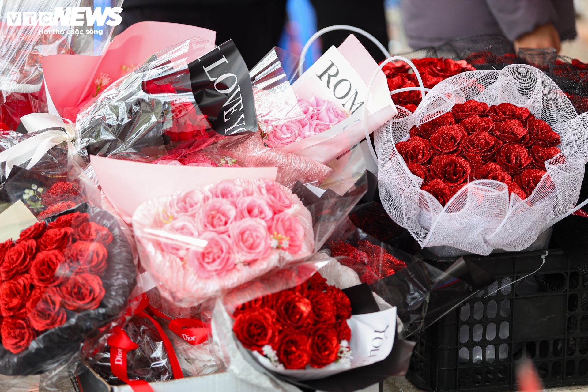 Xếp hàng cả tiếng đồng hồ chờ mua hoa, socola trong ngày Valentine - 19