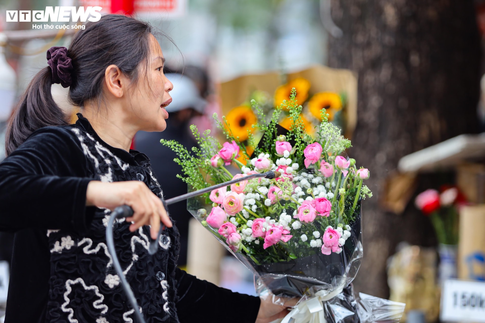 Tuy nhiên, theo nhiều tiểu thương thì lượng khách của dịp lễ Valentine chỉ bằng 1/3 so với các dịp khác vì nhiều bạn trẻ chọn mua socola hơn.