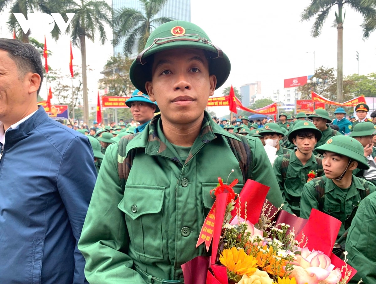 1570 thanh niên thành phố huế lên đường nhập ngũ nhiều tân binh là sinh viên Đh hình ảnh 1 1570 thanh nien thanh pho hue len duong nhap ngu nhieu tan binh la sinh vien Dh hinh anh 1