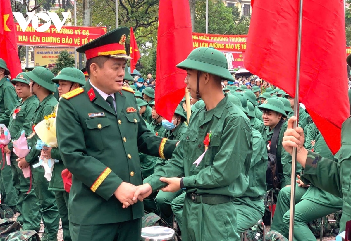 1570 thanh niên thành phố huế lên đường nhập ngũ nhiều tân binh là sinh viên Đh hình ảnh 4 1570 thanh nien thanh pho hue len duong nhap ngu nhieu tan binh la sinh vien Dh hinh anh 4