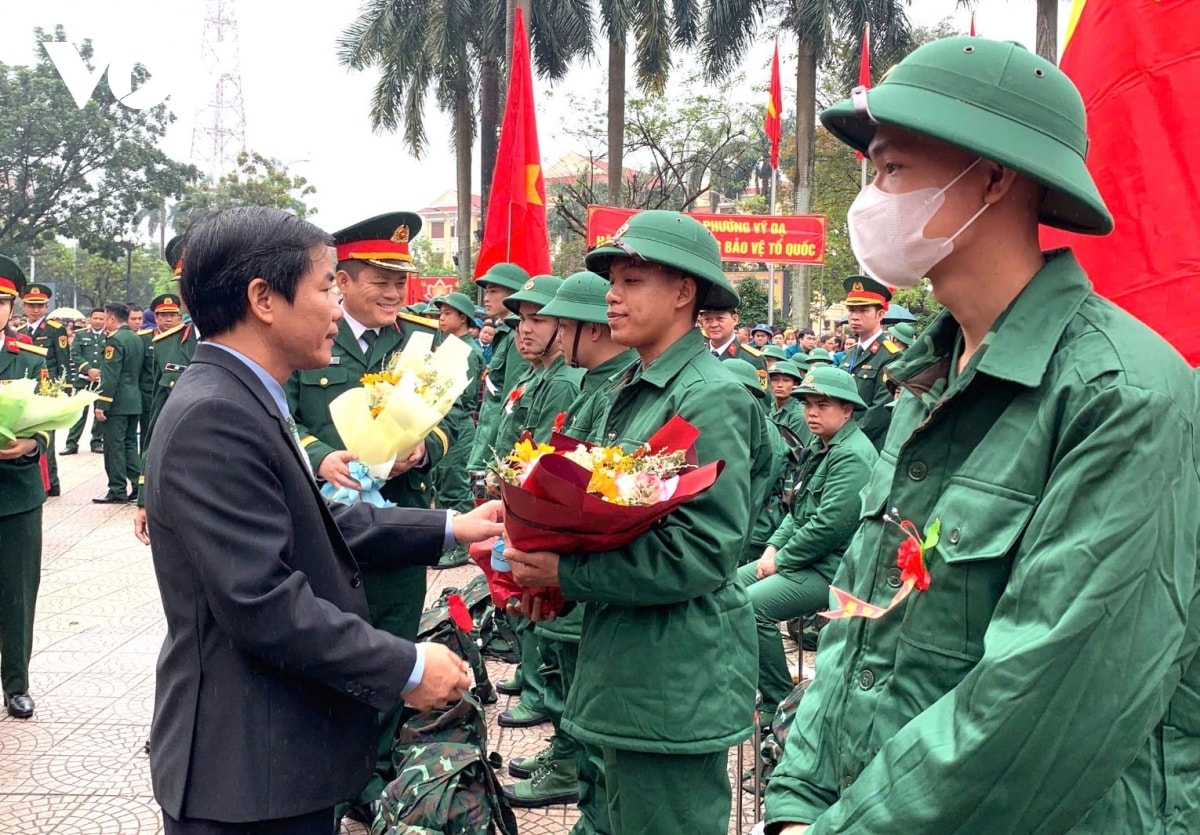1570 thanh niên thành phố huế lên đường nhập ngũ nhiều tân binh là sinh viên Đh hình ảnh 2 1570 thanh nien thanh pho hue len duong nhap ngu nhieu tan binh la sinh vien Dh hinh anh 2