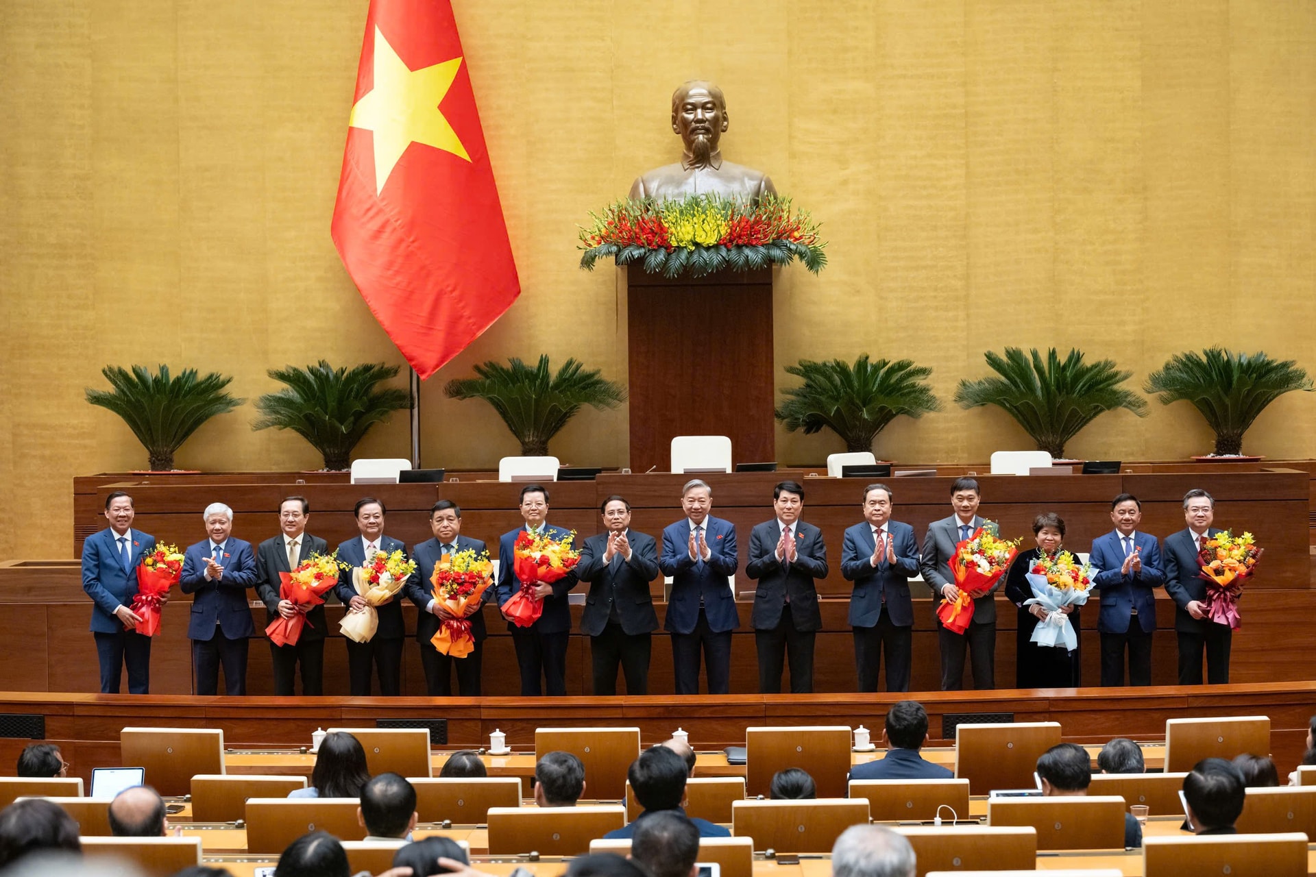 Lãnh đạo Đảng, Nhà nước chúc mừng các nhân sự được Quốc hội bầu và phê chuẩn bổ nhiệm. (Ảnh: quochoi.vn)