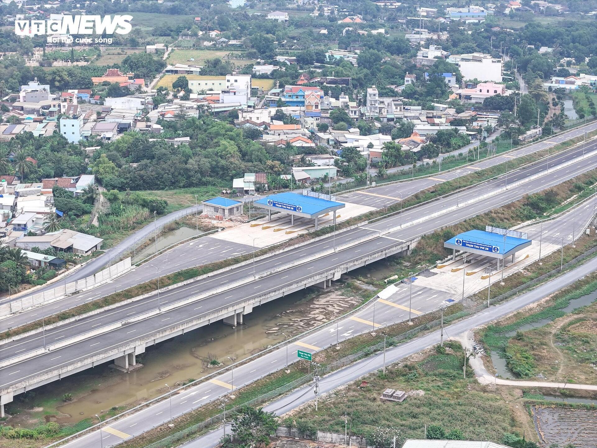 Cận cảnh gần 19 km cao tốc Bến Lức - Long Thành sắp thông xe - 4