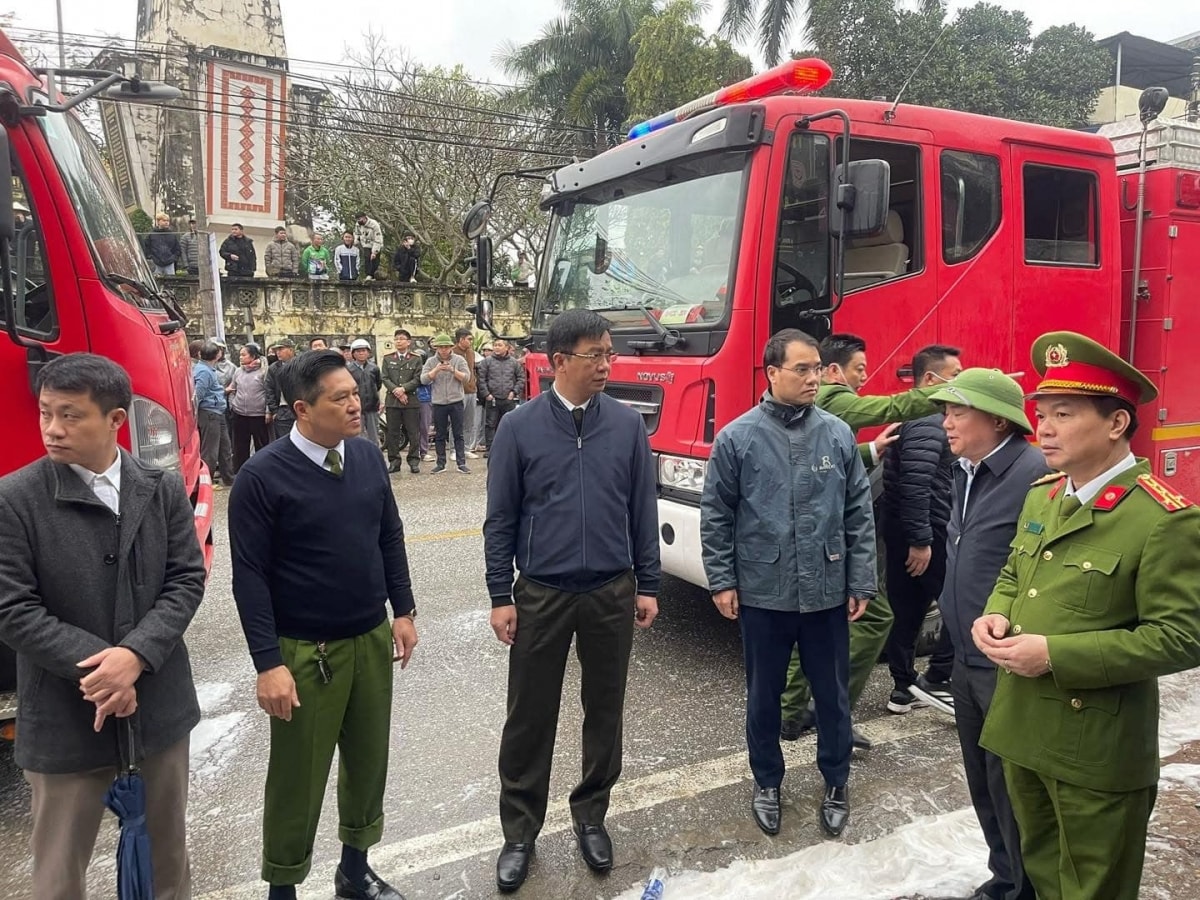 chay cho trung mon tuyen quang , nhieu kiot bi thieu rui hinh anh 7