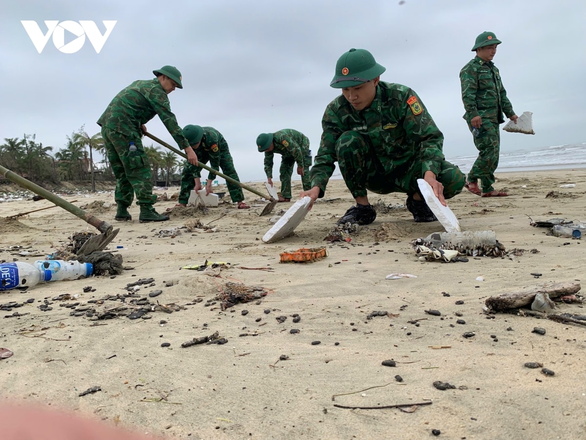 thu gom hàng chục tấn dầu vón cục trôi dạt vào bãi biển lăng cô hình ảnh 5 thu gom hang chuc tan dau von cuc troi dat vao bai bien lang co hinh anh 5