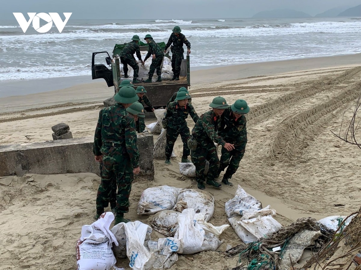 thu gom hàng chục tấn dầu vón cục trôi dạt vào bãi biển lăng cô hình ảnh 4 thu gom hang chuc tan dau von cuc troi dat vao bai bien lang co hinh anh 4