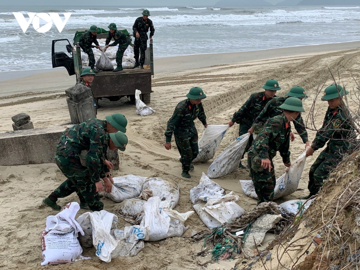 thu gom hàng chục tấn dầu vón cục trôi dạt vào bãi biển lăng cô hình ảnh 1 thu gom hang chuc tan dau von cuc troi dat vao bai bien lang co hinh anh 1