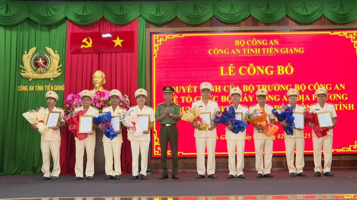 tien giang giai the cong an cap huyen, nhieu can bo nghi huu truoc tuoi hinh anh 1