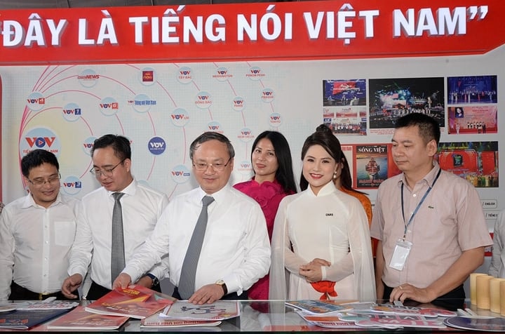 Lãnh đạo Đài Tiếng nói Việt Nam thăm gian trưng bày của Đài tại hội báo toàn quốc 2024.