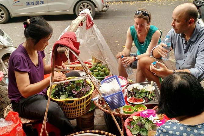 Cư dân mạng tự hào khi đa phần du khách đều rất yêu thích ẩm thực Việt Nam. (Ảnh minh họa: Viator)