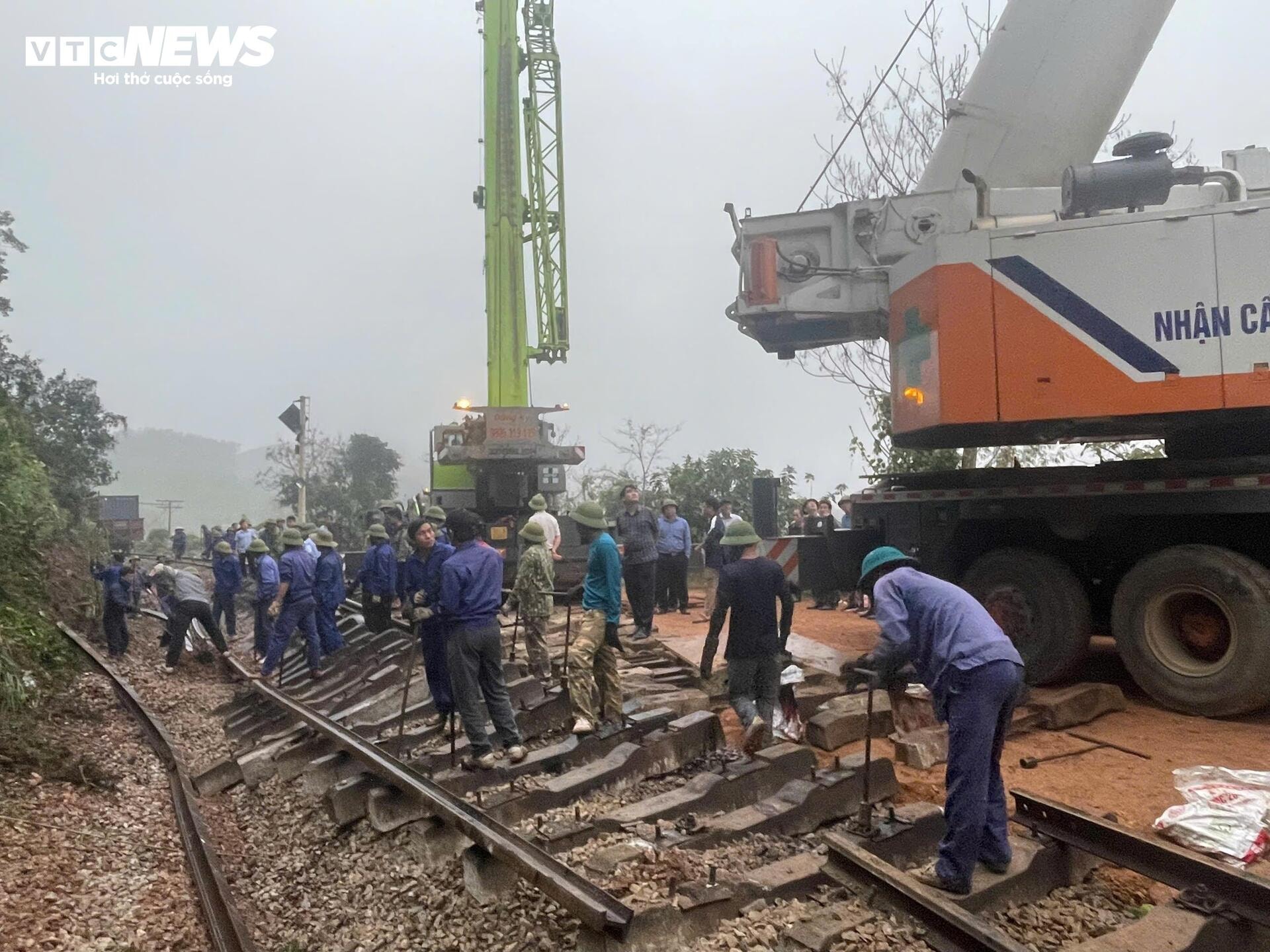 Hơn 100 người xuyên đêm cứu hộ tàu hàng bị lật ở Hà Tĩnh - 6