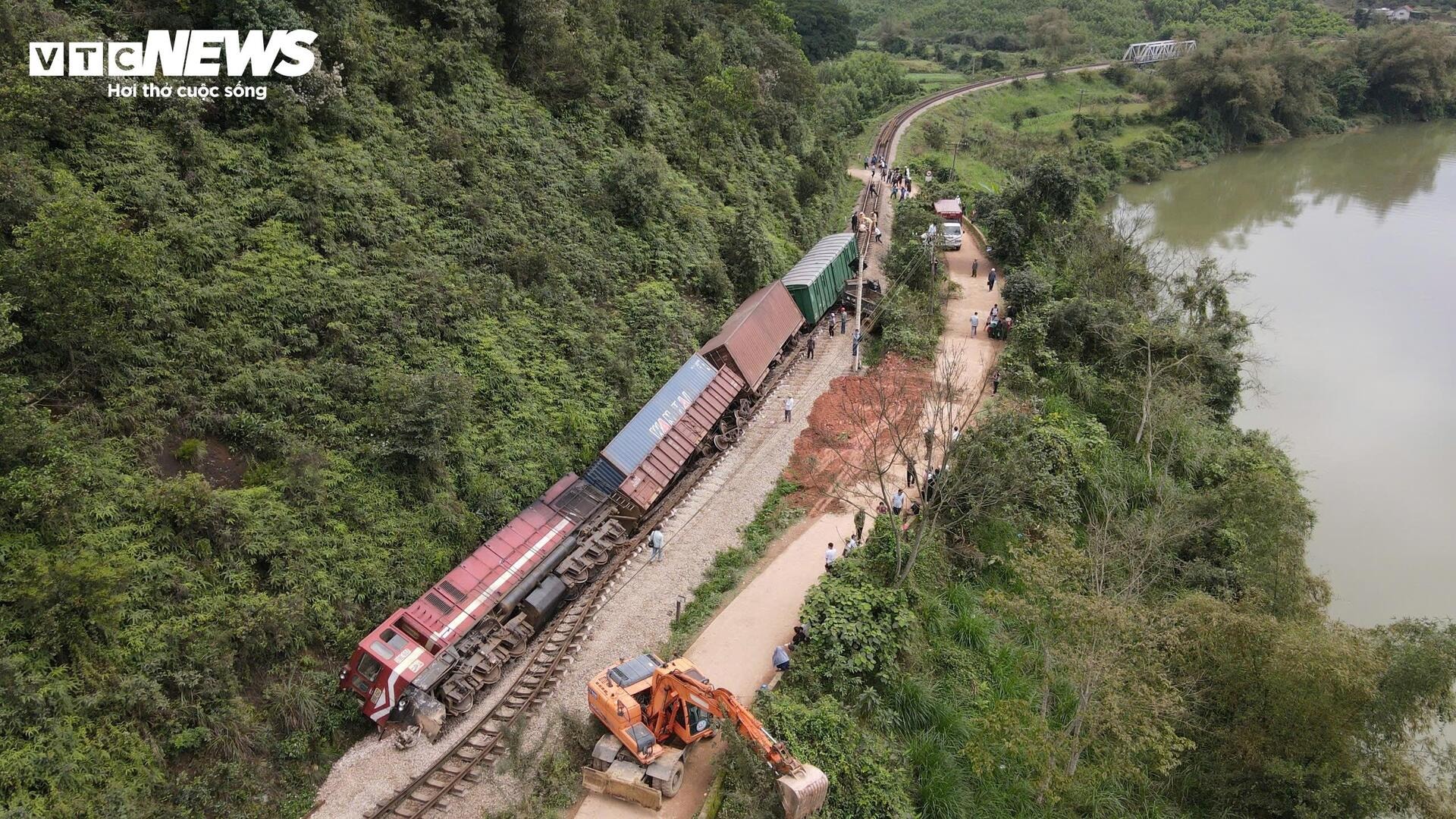 Hơn 100 người xuyên đêm cứu hộ tàu hàng bị lật ở Hà Tĩnh - 9