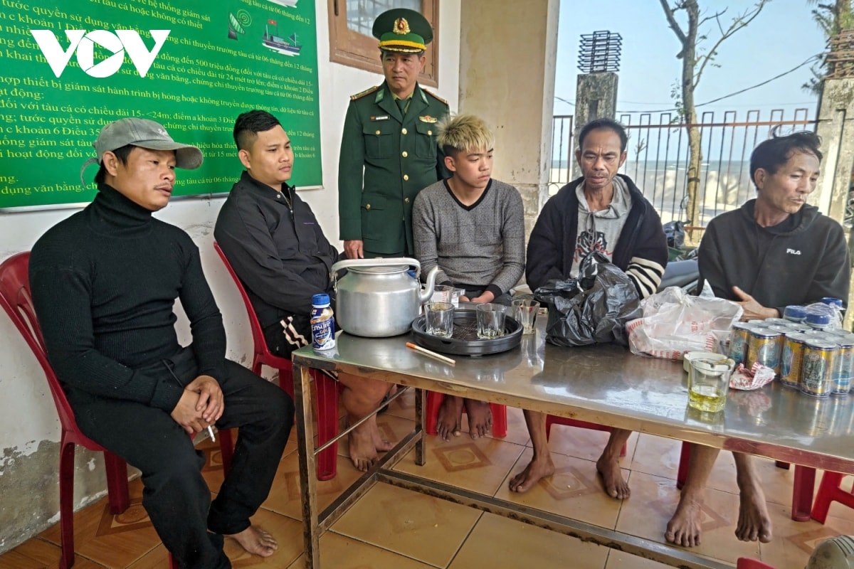 tau ca quang binh bi chim, 1 ngu dan mat tich hinh anh 1