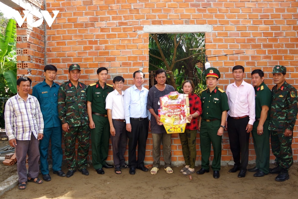 bo doi soc trang chung tay xoa nha tam, nha dot nat hinh anh 1