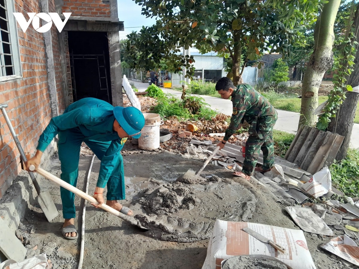 bo doi soc trang chung tay xoa nha tam, nha dot nat hinh anh 2