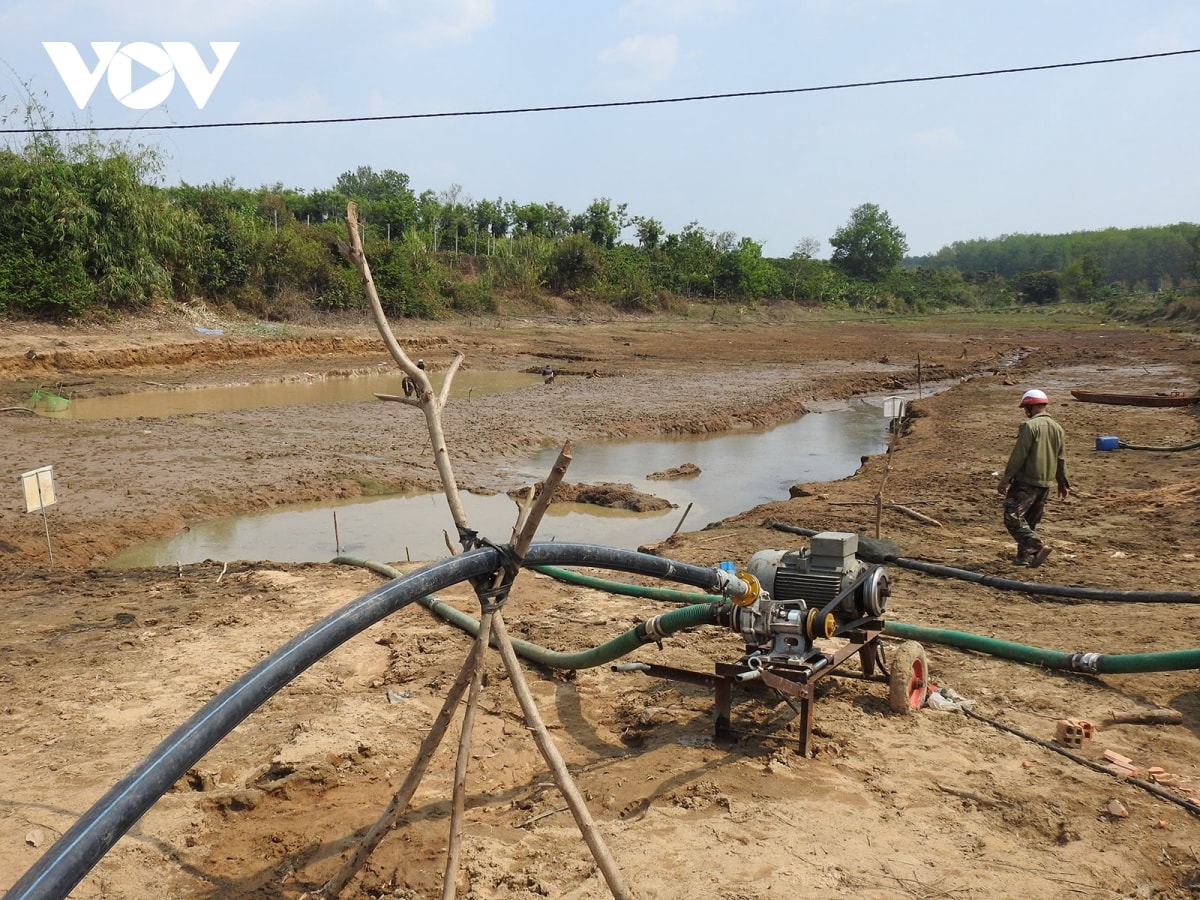 kon tum vao cao diem mua kho, nuoc tuoi cho cay trong bat dau khan hiem hinh anh 2