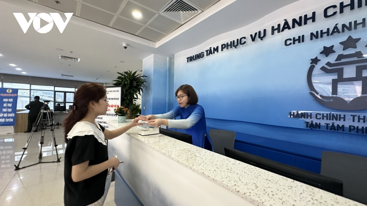 nguoi dan ha noi ngo ngang thuc hien thu tuc phi dia gioi hanh chinh hinh anh 3