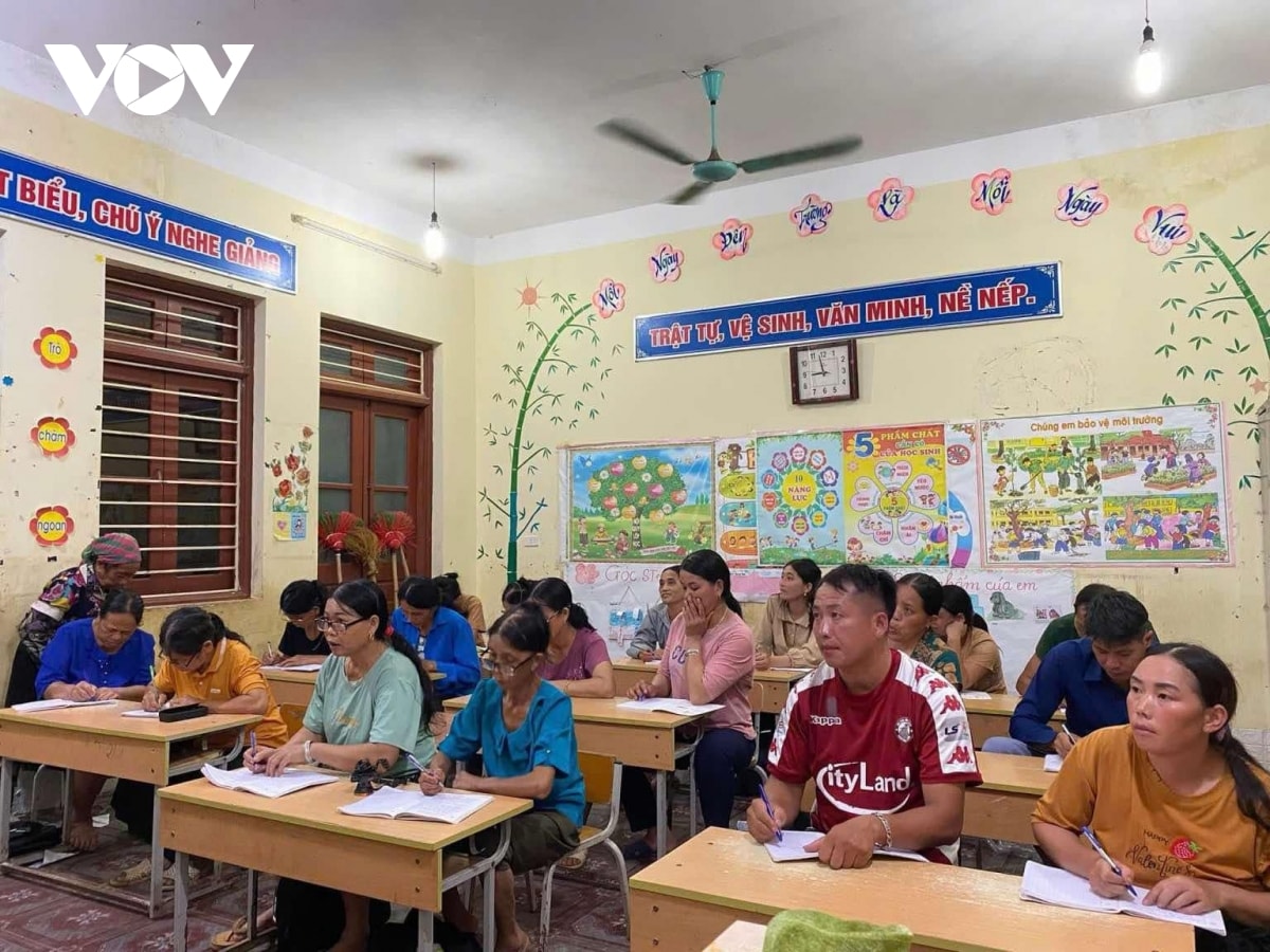 phu nu vung cao vuon len cung con chu hinh anh 2