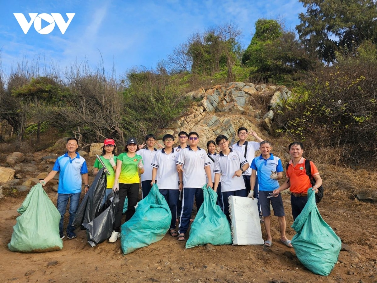 hon 80 tinh nguyen vien tham gia lam sach mui nghinh phong, vung tau hinh anh 10