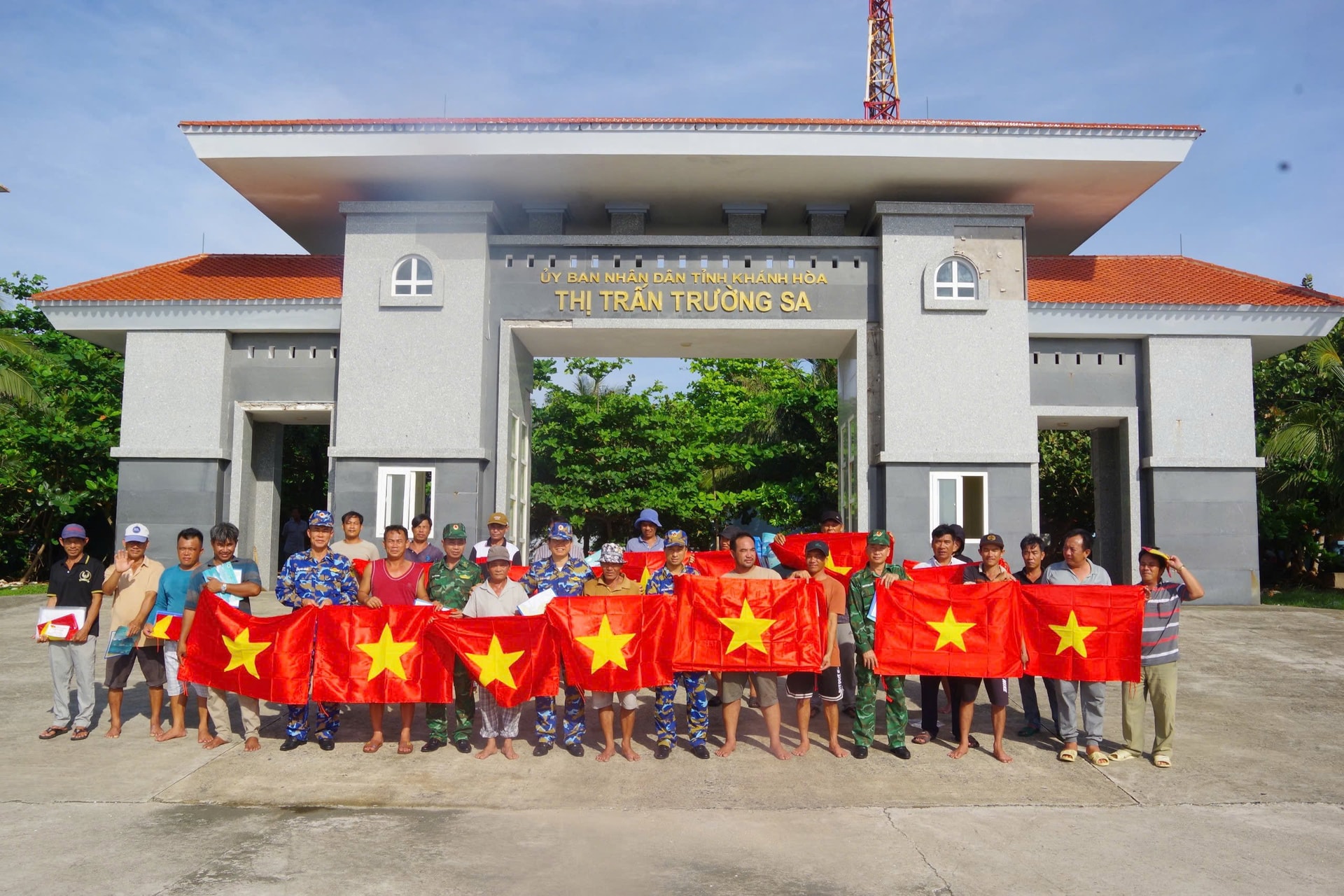 Chỉ huy đảo Trường Sa phối hợp với bộ đội Biên phòng thăm hỏi và tặng cờ tổ quốc cho ngư dân yên tâm vươn khơi bám biển, bảo vệ chủ quyền.